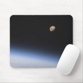 Een gigantische maan zichtbaar boven de atmosfeer  muismat (Met muis)