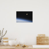 Een gigantische maan zichtbaar boven de atmosfeer poster (Keuken)