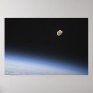 Een gigantische maan zichtbaar boven de atmosfeer  poster
