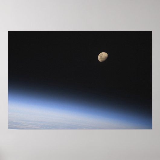 Een gigantische maan zichtbaar boven de atmosfeer poster (Voorkant)