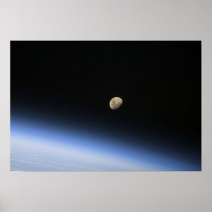 Een gigantische maan zichtbaar boven de atmosfeer  poster
