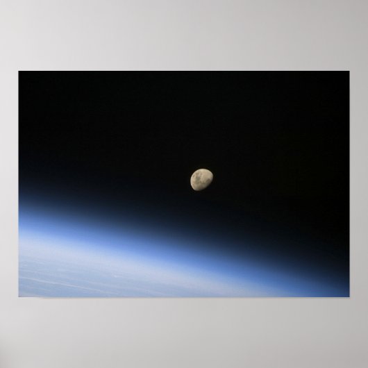 Een gigantische maan zichtbaar boven de atmosfeer  poster (Voorkant)