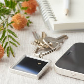 Een gigantische maan zichtbaar boven de atmosfeer sleutelhanger (Zijkant)