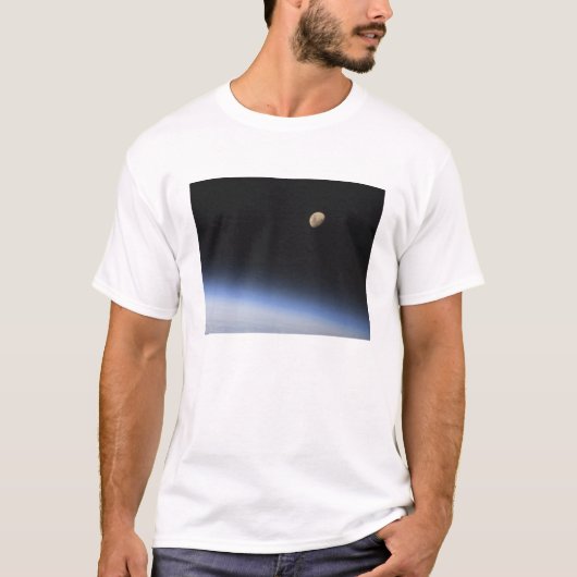 Een gigantische maan zichtbaar boven de atmosfeer  t-shirt (Voorkant)