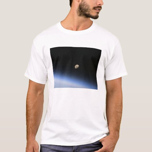 Een gigantische maan zichtbaar boven de atmosfeer t-shirt (Voorkant)