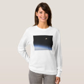 Een gigantische maan zichtbaar boven de atmosfeer  t-shirt (Voorkant volledig)