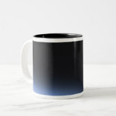 Een gigantische maan zichtbaar boven de atmosfeer tweekleurige koffiemok (Voorkant links)