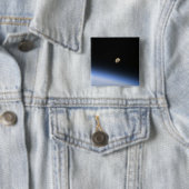 Een gigantische maan zichtbaar boven de atmosfeer vierkante button 5,1 cm (In situ)