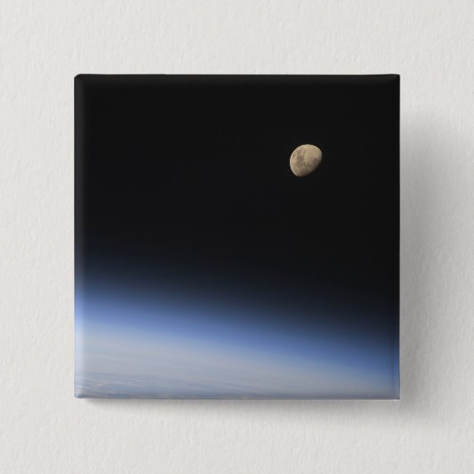 Een gigantische maan zichtbaar boven de atmosfeer  vierkante button 5,1 cm (Voorkant)