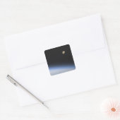 Een gigantische maan zichtbaar boven de atmosfeer  vierkante sticker (Envelop)