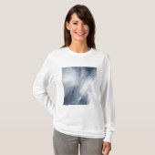 Een gigantische wolk zwaait boven het zee t-shirt (Voorkant volledig)