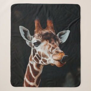 EEN GIRAFFE BIJ CALGARY ZOO OM ZIJN TONG UIT TE VO SHERPA DEKEN