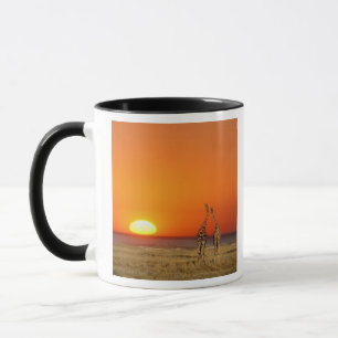 Een giraffenpaar loopt naar de zonsondergang, in mok