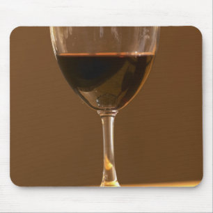 Een glas rode Chateau Belgrave in het zonlicht - Muismat