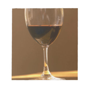 Een glas rode Chateau Belgrave in zonlicht - Notitieblok