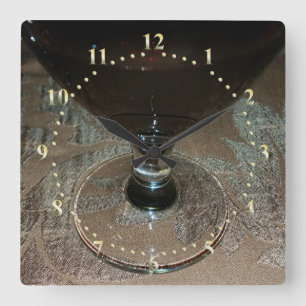 een glas rode wijn vierkante klok