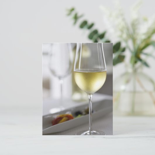 Een glas witte wijn 2 briefkaart (Staand voorkant)