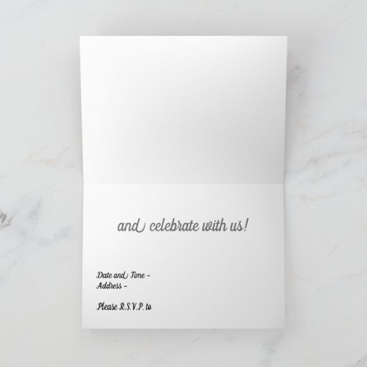 Een glazen uitnodiging optillen (Binnen)