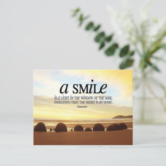 "Een glimlach is een licht" Inspirerend Quote Briefkaart (Staand voorkant)