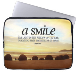"Een glimlach is een licht" Inspirerend Quote Laptop Sleeve