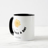 Een glimlach per dag naar de zon mok (Voorkant links)
