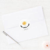 Een glimlach per dag naar de zon ronde sticker (Envelop)