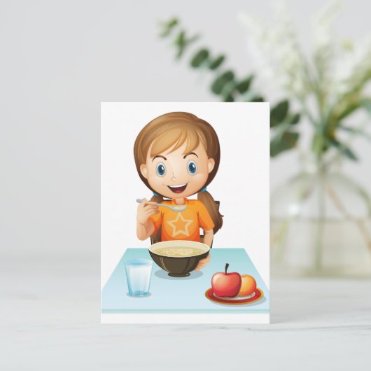 Een glimlachend meisje dat haar ontbijt eet briefkaart (Staand voorkant)