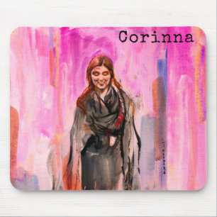 Een glimlachend meisje in zwarte, roze achtergrond muismat