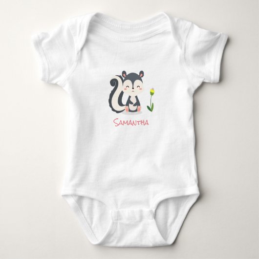 Een glimlende Baby stinkdier met een gele bloem Romper (Voorkant)