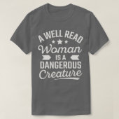 Een goed leesbare vrouw is een gevaarlijk schepsel t-shirt (Design voorkant)
