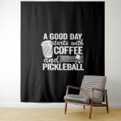 Een goede dag begint met koffie en pickleball wandkleed (In situ)