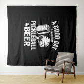 Een goede dag begint met Pickleball & Coffee Funny Wandkleed (In Situ (horizontaal))