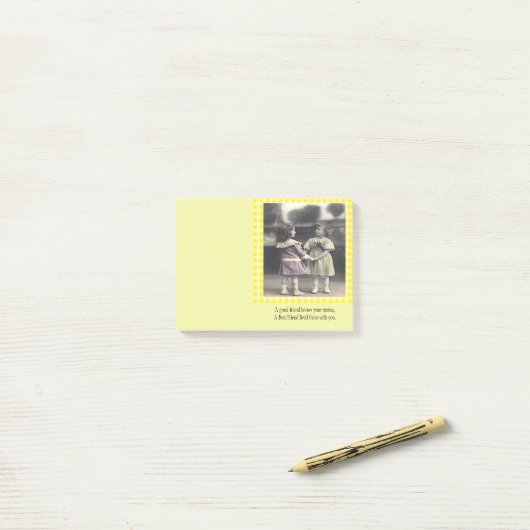 Een goede vriend kent je verhalen post-it® notes (Op bureau)