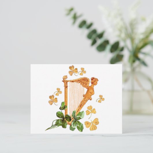 Een Golden Irish Harp omringd door Shamrocks Briefkaart (Staand voorkant)