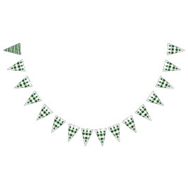 Een golden retriever puppy zit op een grasveld, w vlaggetjes