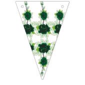 Een golden retriever puppy zit op een grasveld, w vlaggetjes (Derde vlag)