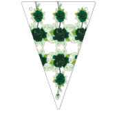 Een golden retriever puppy zit op een grasveld, w vlaggetjes (Tweede vlag)