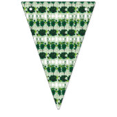 Een golden retriever puppy zit op een grasveld, w vlaggetjes (Eerste vlag)