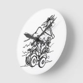 Een golfer die golf speelt met zijn vier wieler ronde klok (Hoek)