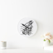 Een golfer die golf speelt met zijn vier wieler ronde klok (Huis)