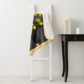 Een gorilla gefascineerd door een vlinder sherpa deken (In situ)