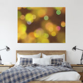 Een gouden kerstpatroon op Fawn Brown Canvas Afdruk (Insitu (Slaapkamer))