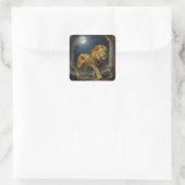Een Gouden Leeuw Wandelend onder het Maanlicht Vierkante Sticker (Tas)