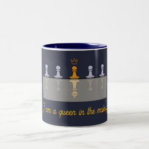 Een gouden pion voorbestemd om koningin te worden tweekleurige koffiemok