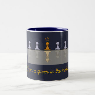 Een gouden pion voorbestemd om koningin te worden tweekleurige koffiemok