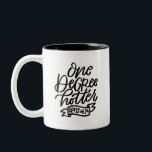 Één graad heter 2024 Handlettered Tweekleurige Koffiemok<br><div class="desc">Voor de student die zijn diploma heeft behaald. Deze schattige mok is met de hand bedrukt met "één graad heter" en een kleine banner met "klasse van ‘24" hieronder. Op de achterzijde staat "gespijkerd" met daaronder een afstudeerders pet.</div>