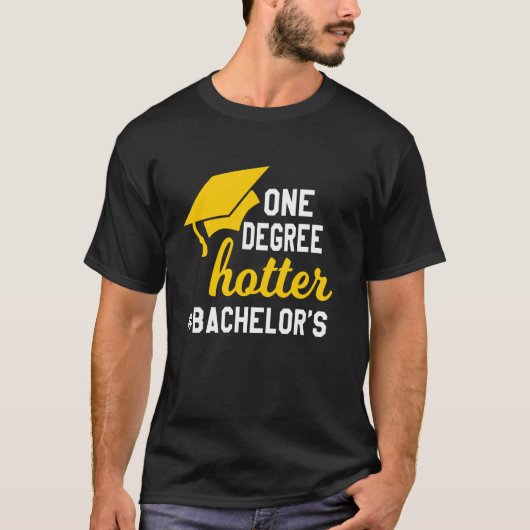 Eén Graad Hoger Grappige Universiteit Bachelor's D T-shirt (Voorkant)