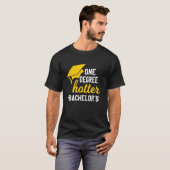Eén Graad Hoger Grappige Universiteit Bachelor's D T-shirt (Voorkant volledig)