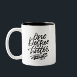 Eén graad Hotter 2023 met handschrift Tweekleurige Koffiemok<br><div class="desc">Voor de student die hun graad heeft verdiend. Deze schattige mok wordt met de hand geschreven met "één graad warter" en een kleine banner met "klasse 23" hieronder. De omgekeerde kant staat "verward het" met de afbeelding van het afstudeerder pet onder.</div>