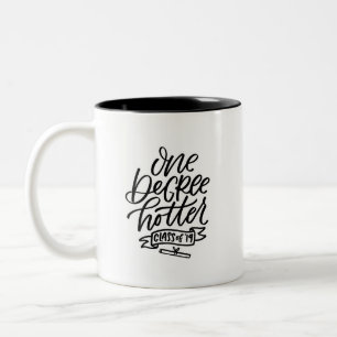 Een graad Hotter Hand Lettered Tweekleurige Koffiemok